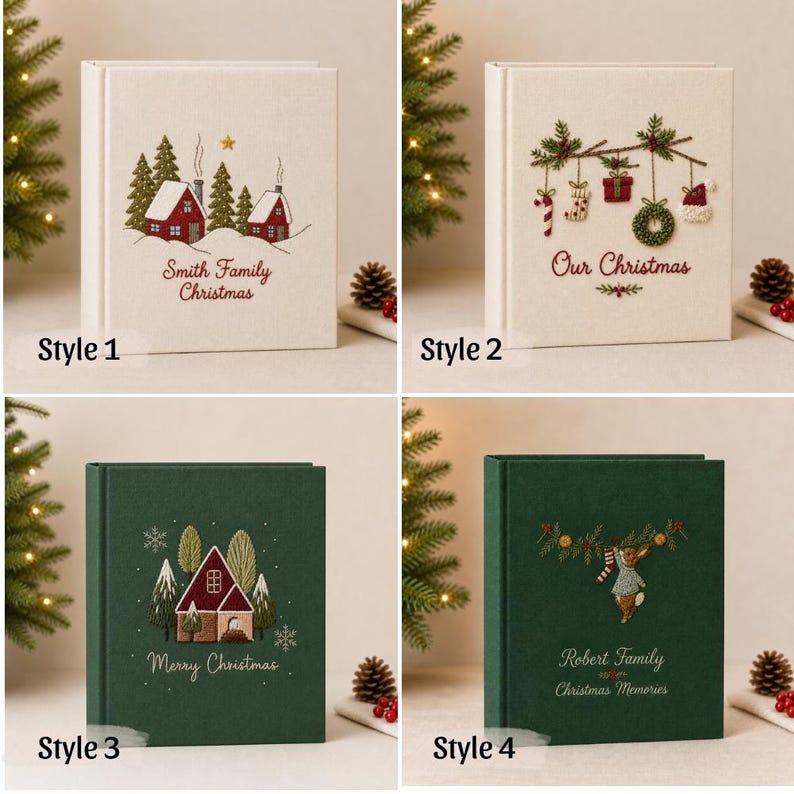 Op de afbeelding: Vier rechthoekige fotoalbums met geborduurde covers. Stijl 1 is cr&egrave;me met een rood huis en 'Smith Family Christmas'. Stijl 2 is cr&egrave;me met hangende ornamenten en 'Our Christmas'. Stijl 3 is groen met een huis en 'Merry Christmas'. Stijl 4 is groen met een konijn en 'Robert Family Christmas Memories'.