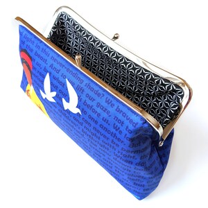 The clutch is open and shown from above. Inside, the lining is black with a white design.