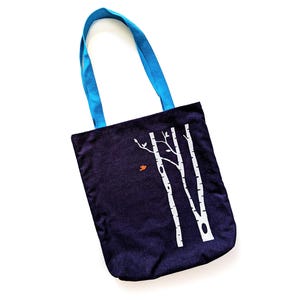 Cabas bleu marine avec bouleaux et oiseau orange - sérigraphié à la main