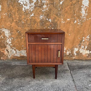Vintage modern nachtkastje uit het midden van de eeuw, vintage houten bijzettafel, Deens modern nachtkastje, slaapkamermeubels uit de jaren 60
