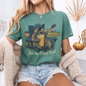 Funny Raccoon Baseball Shirt Hit The Dang Ball, Baseball Mom Gift, Game Day Tee, Iced Coffee Raccoon, Softball Mom Shirt, Ballfield Dark Tee zdjęcie 3