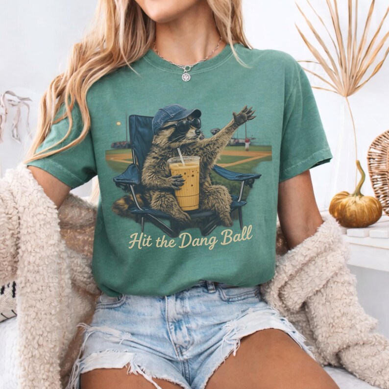 Funny Raccoon Baseball Shirt Hit The Dang Ball, Baseball Mom Gift, Game Day Tee, Iced Coffee Raccoon, Softball Mom Shirt, Ballfield Dark Tee zdjęcie 3