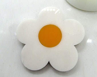 Daisy Daisy Brooch - laser cut layered acrylic hippie style daisy brooch