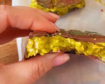 Barra de chocolate crujiente de pistacho y kunafa | Nutella | Loto | Caramelo