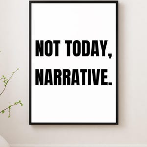 Puede incluir: Una impresión artística enmarcada con el texto "NOT TODAY, NARRATIVE" en letras negras en negrita sobre un fondo blanco. La obra de arte se muestra en un marco negro y está montada en una pared blanca.