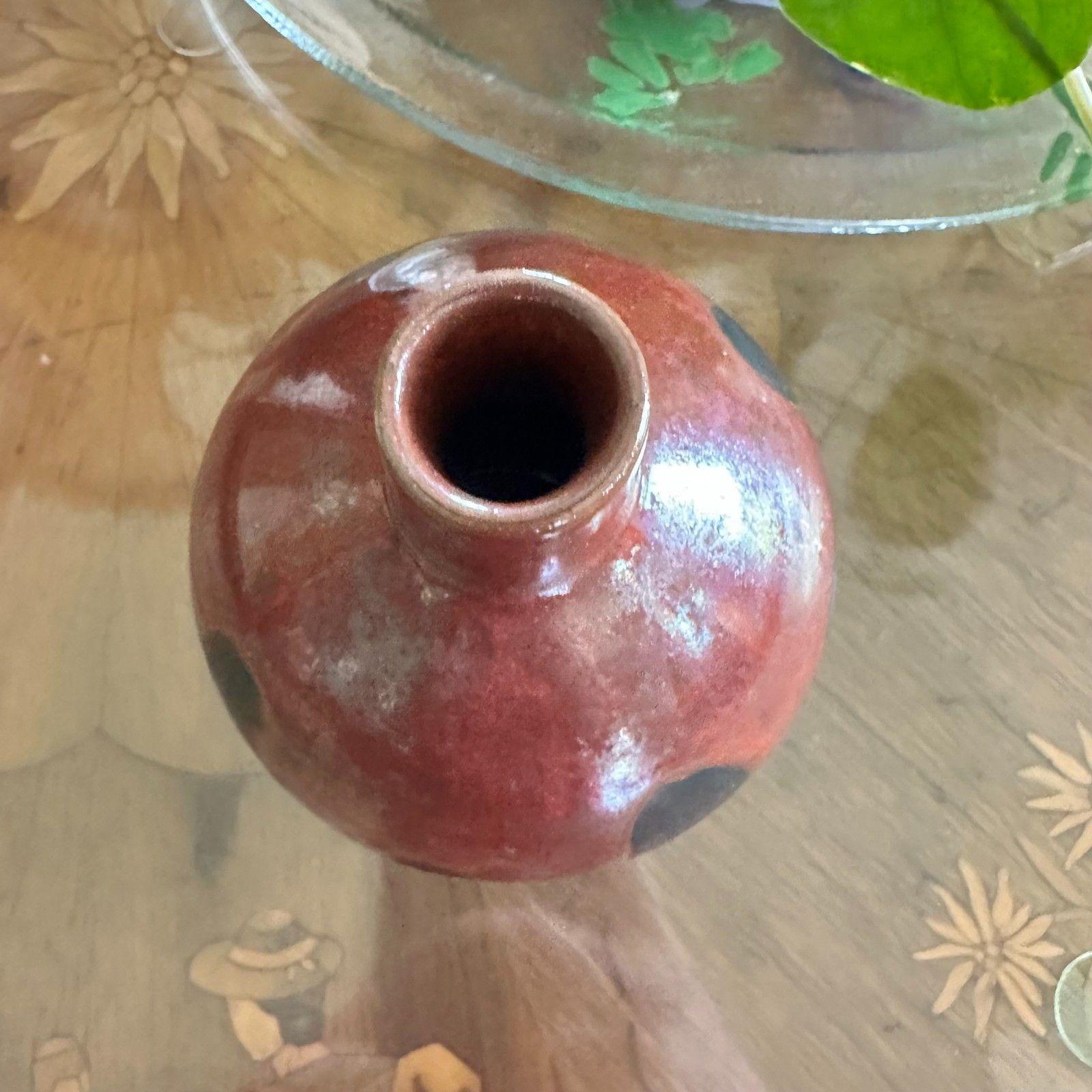 ヴィンテージサイン入り日本工房製陶器花瓶：赤釉、ミッドセンチュリー