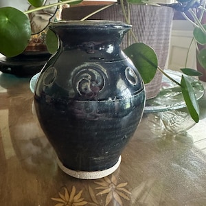Jarrón de cerámica vintage azul de estudio de Celtic Clays hecho a mano en Irlanda / Cerámica de estudio vintage con diseño de espiral inciso, marcado
