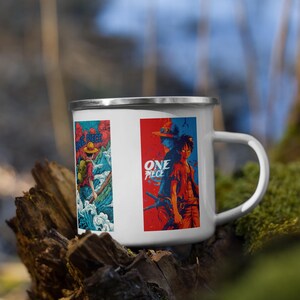 Puede incluir: Taza de esmalte blanco con dos ilustraciones coloridas de la serie de anime "One Piece". La primera imagen muestra un personaje con un sombrero de paja, la segunda muestra dos personajes con el texto "ONE PIECE."