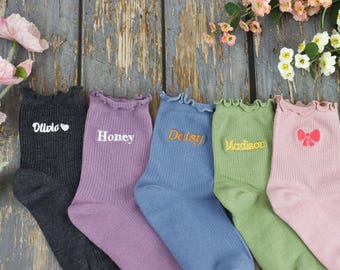 Individuell gestickte Rüschensocken, personalisierte Text-Logo-Socken, personalisierte Name / Datum Rüschensocken, Junggesellinnenabschied Geschenk