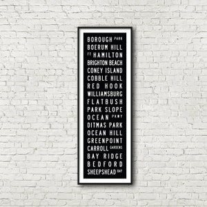 Peut inclure: Une impression typographique en noir et blanc listant les noms des quartiers de New York. Le texte indique : Borough Park, Boerum Hill, Ft Hamilton, Brighton Beach, Coney Island, Cobble Hill, Red Hook, Williamsburg, Flatbush, Park Slope, Ocean Parkway, Ditmas Park, Ocean Hill, Greenpoint, Carroll Gardens, Bay Ridge, Bedford, Sheepshead Bay.