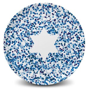 Peut inclure: Une assiette ronde blanche ornée d'un motif de confettis bleus et d'une grande étoile de David blanche au centre. Les points de confettis bleus varient en nuances, créant un aspect texturé. Cette assiette décorative est idéale pour servir des aliments.