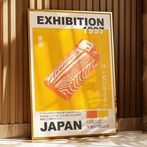 以下が含まれることがあります： 「Exhibition 1997」と「東京」という黒い文字が書かれた黄色のポスター。ポスターには、日本語で「サーモンライター」と書かれた赤と白のライターのイラストも描かれている。ポスターには、日本語で「12月22日」と「午前11時35分」も書かれている。ポスターには、黒い文字で「日本」という言葉も書かれている。