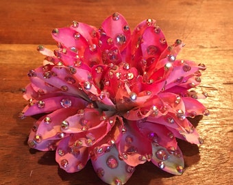 Fermaglio per capelli o per qualsiasi altro oggetto con fiore di dalia rosa chiaro con strass, piccolo e medio
