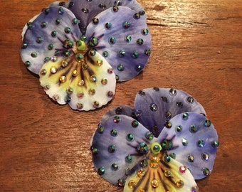 Rhinestoned Viola / Giallo Pansy Flower Hair o Anywhere Clip Pair