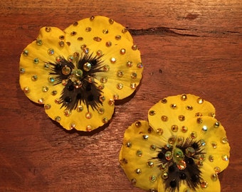 Rhinestoned Giallo Pansy Flower Hair o Anywhere Clip Pair