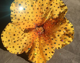 Fermaglio con fiore di ibisco giallo enorme con strass