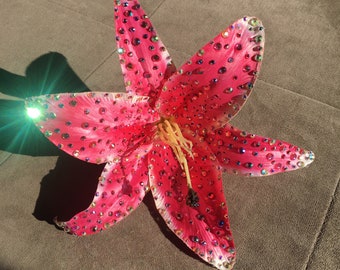 Fermaglio per capelli con enorme fiore di giglio rosa brillante tempestato di strass