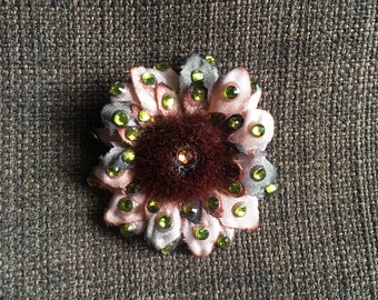 Rhinestoned Mini Flower Hair Clip o Lapel Pin in oliva-pesca.