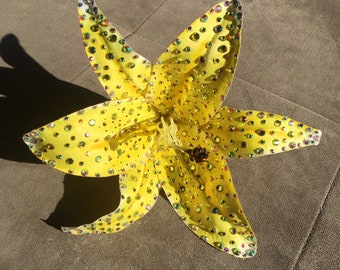 Fermaglio per capelli con giglio giallo con strass