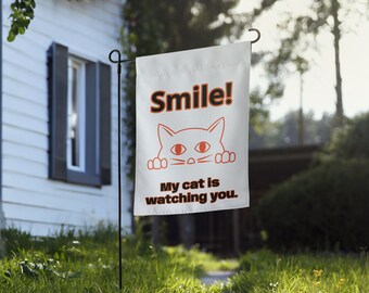 Souriez ! Mon chat vous regarde. | Drapeau jardin