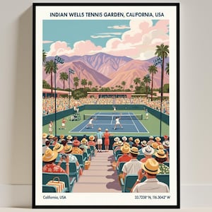 以下が含まれることがあります： カリフォルニア州インディアンウェルズテニスガーデンの額入りプリント。観客、ヤシの木、山々を背景にしたテニス試合を描いたアートワークです。上部のテキストには「INDIAN WELLS TENNIS GARDEN, CALIFORNIA, USA」と書かれています。