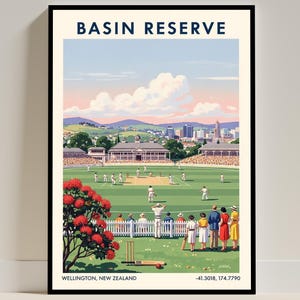 Puede incluir: Una impresión enmarcada que presenta una ilustración de estilo vintage de Basin Reserve en Wellington, Nueva Zelanda. La obra de arte representa un partido de cricket en curso, con jugadores en el campo y espectadores. El cielo es azul con nubes, y el texto "BASIN RESERVE" está en la parte superior.