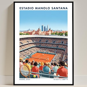 Puede incluir: Una impresión artística enmarcada del estadio de tenis Estadio Manolo Santana en Madrid, España. La obra de arte representa un estadio lleno con un partido de tenis en curso, bajo un cielo azul claro. La impresión incluye el nombre del estadio y las coordenadas.