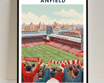 Può includere: Un poster illustrato e incorniciato dello stadio di Anfield a Liverpool, in Inghilterra. L'opera raffigura una partita di calcio dalla prospettiva della folla, con i tifosi che tengono sciarpe rosse e bianche. Il testo recita ANFIELD, LIVERPOOL, ENGLAND, 53.4308 N, 2.9608 W.
