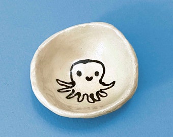 Pulpo sonriente (314) Plato pequeño de cerámica con forma de anillo o plato para vitaminas. Recipiente para pastillas. Hecho a mano por Kelly Newcomer Plato para cefalópodos