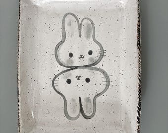 Double Bunny 2-bricka av Kelly Newcomer Kelevision Handgjord keramik