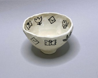 Garden Bowl de cerámica blanco y negro construido a mano con flores, animales y semillas. Gres, hecho a mano por Kelly Newcomer