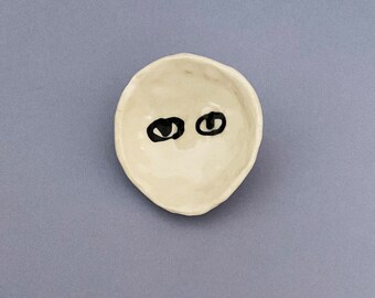 Plato para anillos Eyes (361). Plato pequeño de cerámica para anillos o para vitaminas. Hecho a mano por Kelly Newcomer