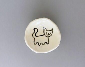 Plato para anillos Wavy Cat (376). Plato pequeño de cerámica para anillos o vitaminas, cerámica blanca y negra.