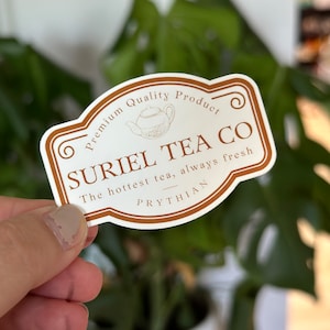 Suriel Tea Co ビニールステッカー - ACOTAR BookTok ファンアート
