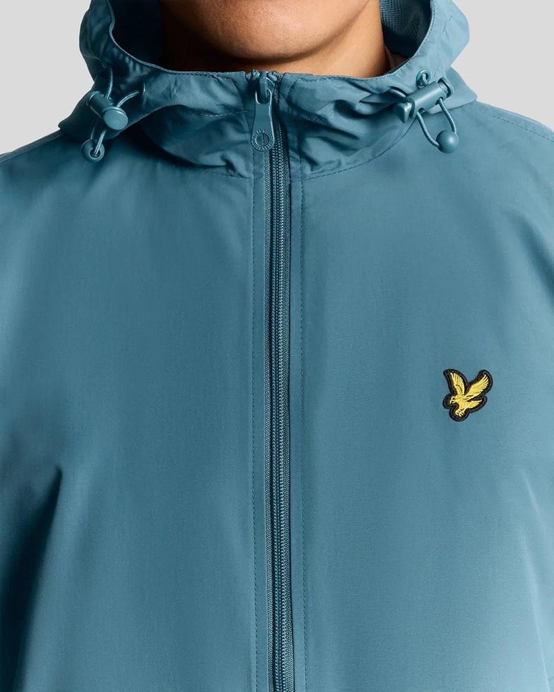 Jaqueta corta-vento azul com capuz e zíper Lyle & Scott com logo de águia, tamanho G imagem 3