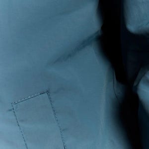 Jaqueta corta-vento azul com capuz e zíper Lyle & Scott com logo de águia, tamanho G imagem 5