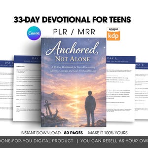 Pode incluir: Capa de um produto digital para um devocional de 33 dias para adolescentes, intitulado "Anchored, Not Alone". A capa apresenta uma paisagem serena com uma pessoa em p&eacute; na margem, uma &acirc;ncora e o texto "Download instant&acirc;neo 80 p&aacute;ginas."