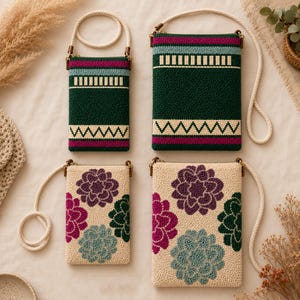 Puede incluir: Cuatro bolsos bandolera rectangulares con correas de cuerda. Dos bolsos presentan una base verde oscuro con rayas horizontales en magenta, azul claro y blanco, además de un patrón en zigzag. Dos bolsos tienen una base crema con motivos florales en morado, magenta y verde azulado.