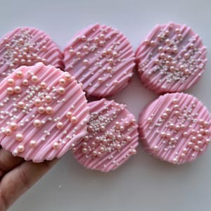 Light Pink Chocolate Oreos, Pink and White Chocolate Oreos, Dessert Table Treats, Baby Shower Desserts, Wedding Dessert Table Treats