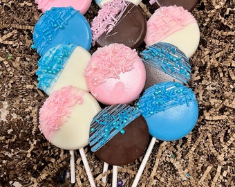 Blaue und rosa Schokoladenlutscher zeigen das Geschlecht, babyblaue weiße Schokolade, Milchschokolade, Babyparty-Partygeschenke