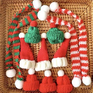 Süße gestrickte Weihnachtsmütze mit Schal für die Weihnachtszeit