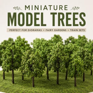 Puede incluir: Una colección de árboles modelo en miniatura con troncos de color marrón oscuro y follaje verde texturizado. El texto "MINIATURE MODEL TREES" aparece en la parte superior, seguido de "PERFECT FOR DIORAMAS • FAIRY GARDENS • TRAIN SETS" sobre un fondo beige claro.
