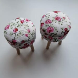 Hocker Miniatur Holzhocker Puppenhaus Kommode Stuhl Minis Für Wohnzimmer Accessoires Dekor Möbel Für Dioramen Blumen Gepolsterter Stuhl