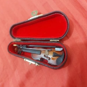 Mini-Puppenhaus-Violine mit Bogen, Koffer und Ständer, komplettes Set, Miniatur-Musikinstrument aus Holz für Puppenhaus-Musikzimmer, kleine Modell-Violine