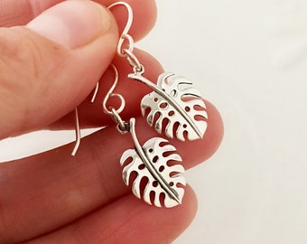 Boucles d'oreilles en argent sterling faites à la main en forme de feuille de Monstera pour une touche tropicale - Cadeau parfait pour les amoureux de la nature et les amateurs de plantes