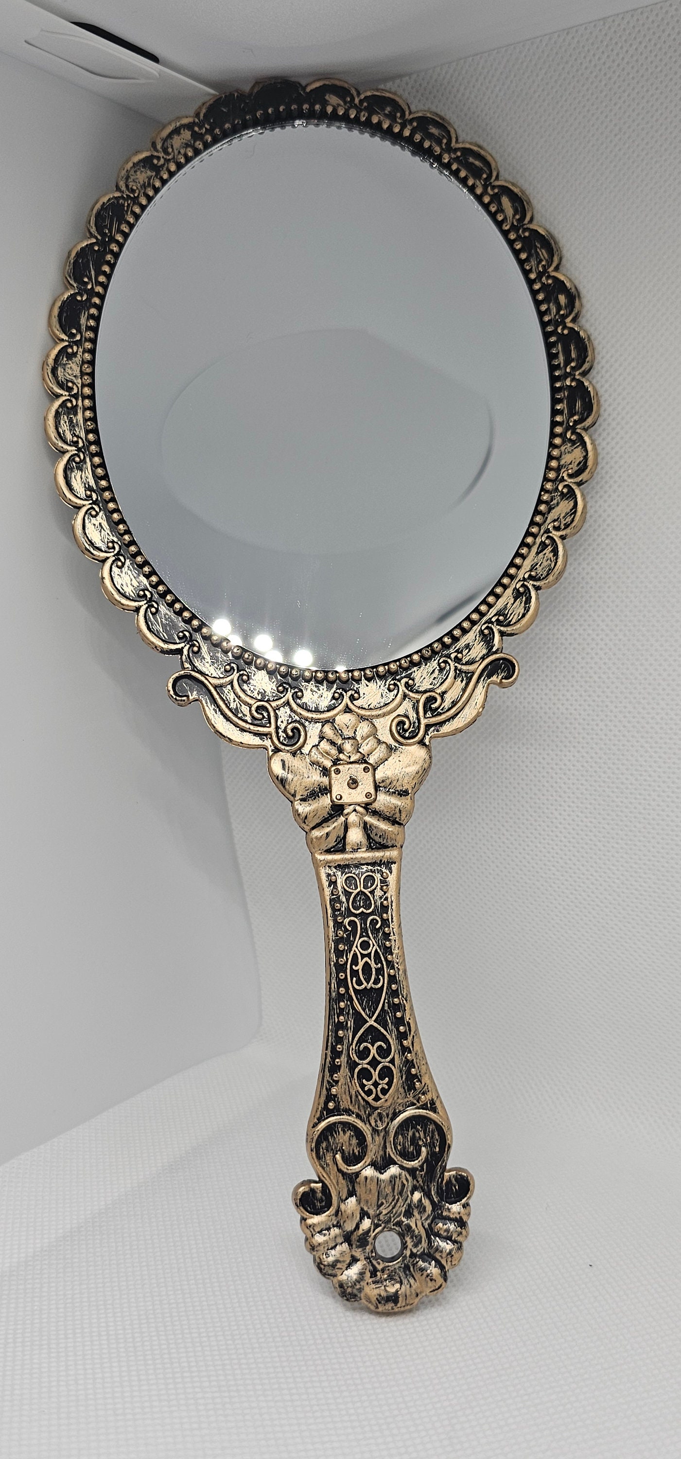 Elegant Vintage Style Handheld Mirror Antiqueinspired Beauty for Your