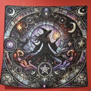 Könnte beinhalten: Quadratisches Wandbehang mit einem Hexenmotiv im Buntglasstil. Die Hexe trägt ein schwarzes Kleid und einen Hut und hält eine leuchtende Kugel. Der Hintergrund ist eine Mischung aus Lila, Blau und Grau mit Himmelselementen.
