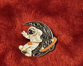 Astronaut Pin Badge 3 cm | Space Spaceman Badge | Astrology Enamel Pin | Quirky Kids Gift | Cute Space Brooch | Backpack jacket pin