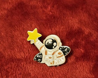 Astronaut Pin Badge 3 cm | Space Spaceman Badge | Astrology Enamel Pin | Quirky Kids Gift | Cute Space Brooch | Backpack jacket pin