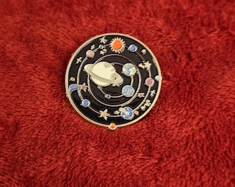 Pin del Sistema Solar – Bonito pin espacial para niños y adultos | Pin de planeta de acero inoxidable para bolsos, chaquetas, mochilas, ciencia, regalo de astronomía